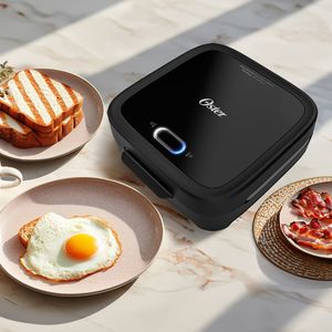Sandwichera OSTER CKSTSM400 Compacta 750W Negro
